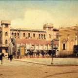 Di impianto neoclassico ingentilito da decorazioni liberty, presentava un partito architettonico centrale, coronato da un frontone curvilineo e un portico a cui si accedeva da una breve scala. Del cinema restano solamente poche foto d�epoca, che mostrano sullo sfondo altri edifici scomparsi, come un signorile palazzo con torrini merlati e finestre ad arco
